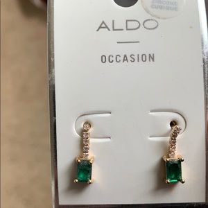 Delicate gold / emerald earrings